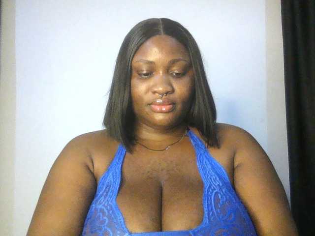 Hotchocolatee191 live cam on BongaCams