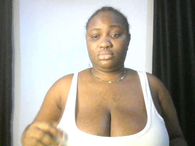 Hotchocolatee191 live cam on BongaCams