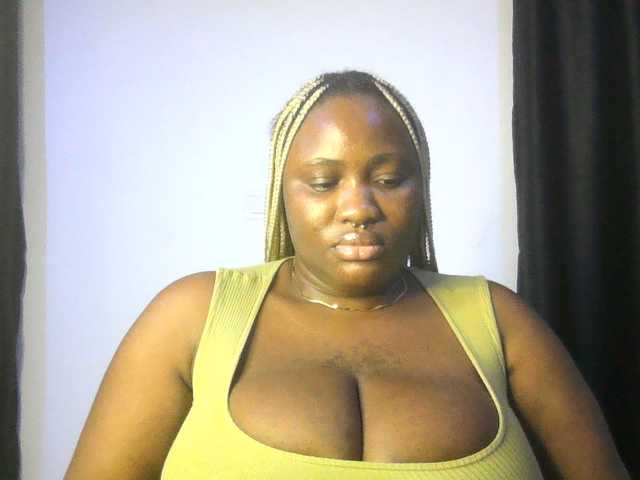 Hotchocolatee191 live cam on BongaCams