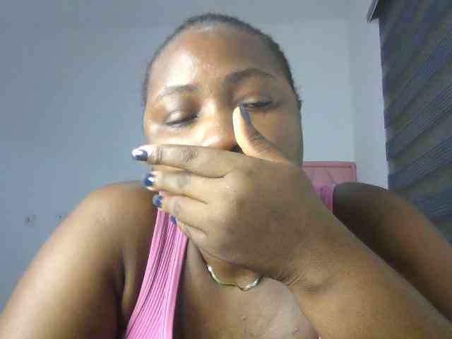 Hotchocolatee191 webcam