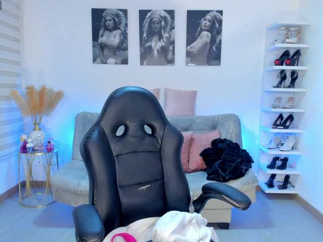 puiyee13 live webcam show