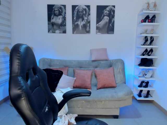 puiyee13 live webcam show