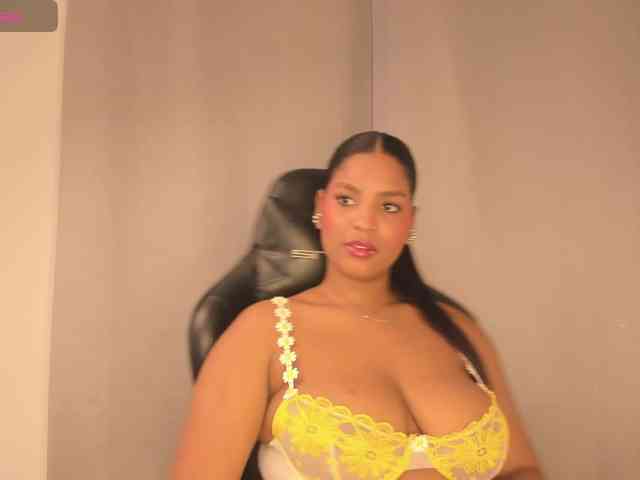 aishaBigass webcam