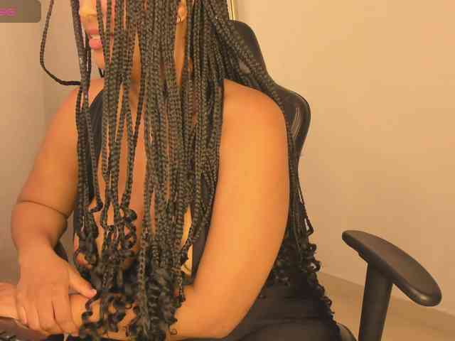 aishaBigass webcam