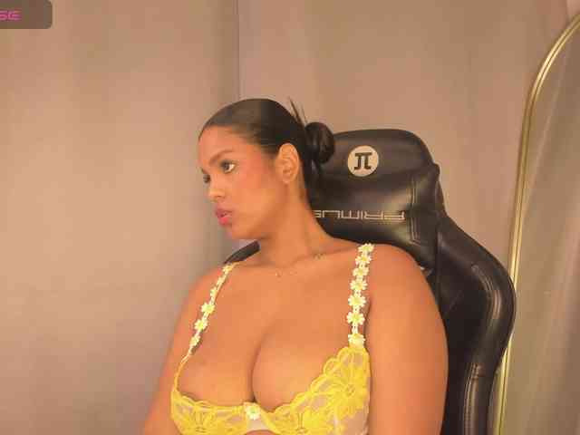 aishaBigass webcam
