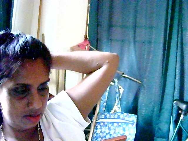 le modèle Anshia est en webcam porno dans un show sur le site bongacams, il possède les tags suivants: Indian,Brunette,Shaved
