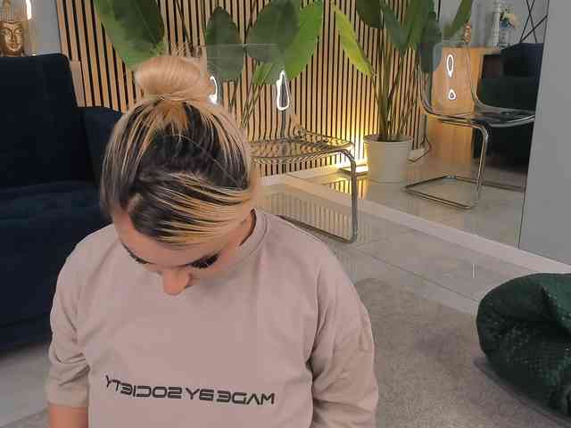 CurvyyVanessa webcam