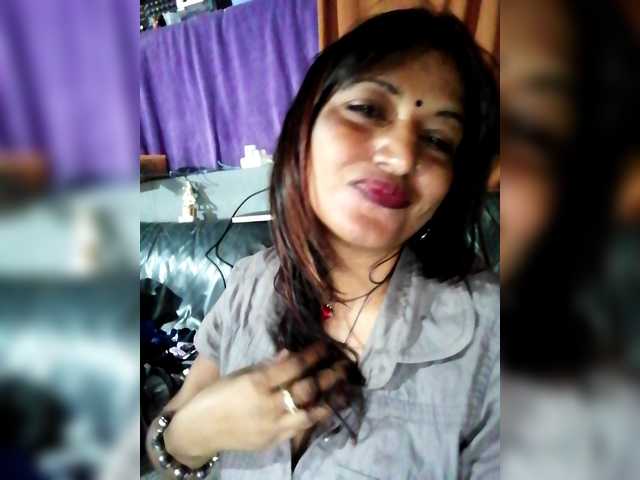 le modèle FiestyQueen est en webcam porno dans un show sur le site bongacams, il possède les tags suivants: Indian,Brunette,Shaved