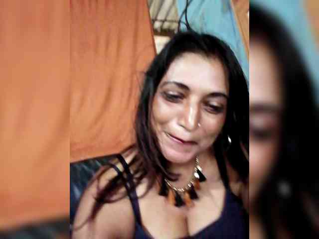 यह मॉडल अभी लाइव है. FiestyQueen