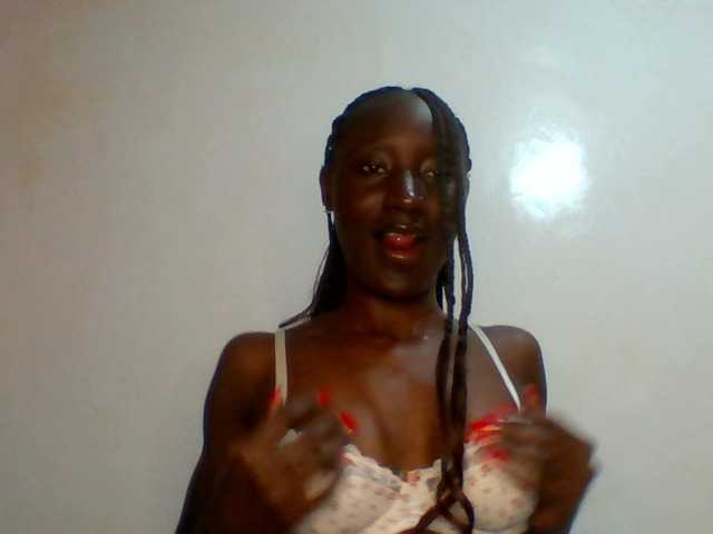 le modèle SexyLucia5 est en webcam porno dans un show sur le site bongacams, il possède les tags suivants: Ebony,Brunette,Shaved