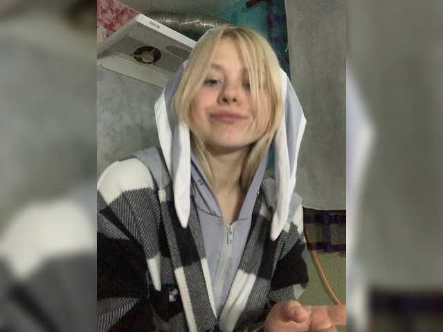 le modèle -___--_--------- est en webcam porno dans un show sur le site bongacams, il possède les tags suivants: White/Caucasian,Blonde,Shaved