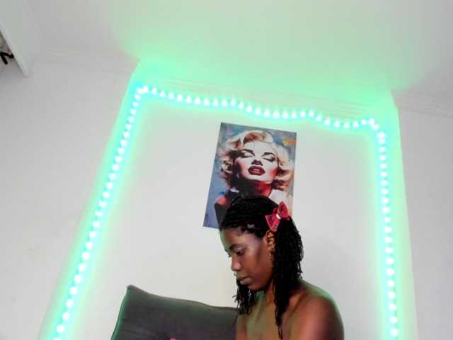 le modèle Tina-houston est en webcam porno dans un show sur le site bongacams, il possède les tags suivants: Ebony,Brunette,Shaved