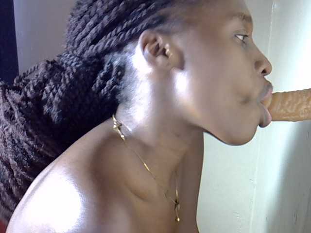 le modèle Nyangisexy1 est en webcam porno dans un show sur le site bongacams, il possède les tags suivants: Ebony,Brunette,Trimmed