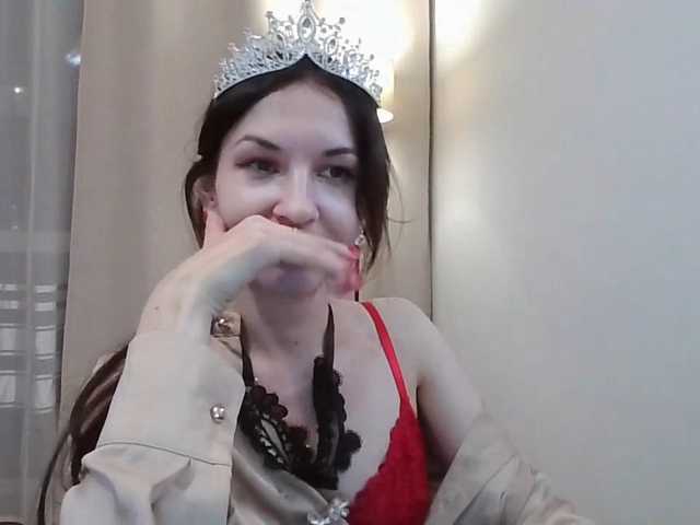 le modèle JuliaWetDream est en webcam porno dans un show sur le site bongacams, il possède les tags suivants: White/Caucasian,Brunette,Shaved