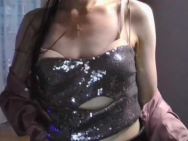 le modèle JuliaWetDream est en webcam porno dans un show sur le site bongacams, il possède les tags suivants: White/Caucasian,Brunette,Shaved