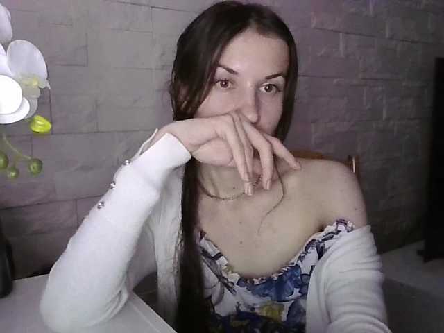 le modèle JuliaWetDream est en webcam porno dans un show sur le site bongacams, il possède les tags suivants: White/Caucasian,Brunette,Shaved