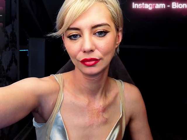 BlondIce live cam on BongaCams