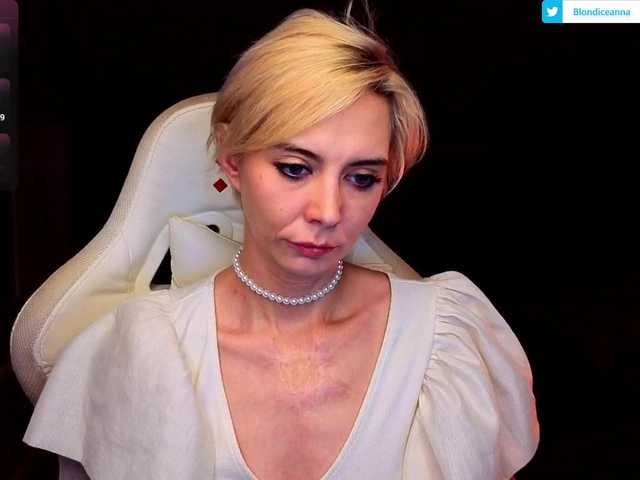 BlondIce live cam