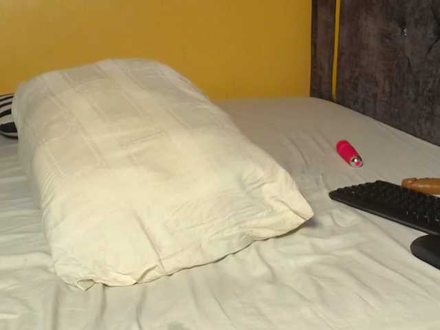 CrystalSanta's BongaCams show and profile