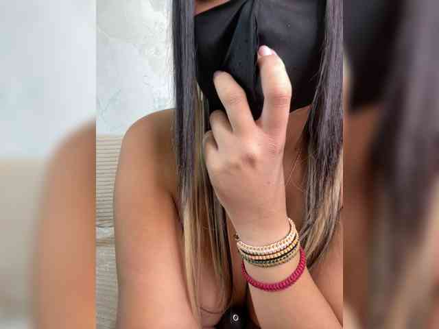 Mariiiaw's cam show statistics and live stream