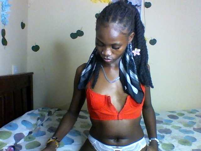 le modèle Luna-Noir est en webcam porno dans un show sur le site bongacams, il possède les tags suivants: Ebony,Brunette,Shaved