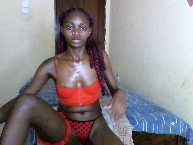 le modèle Luna-Noir est en webcam porno dans un show sur le site bongacams, il possède les tags suivants: Ebony,Redhead,Shaved