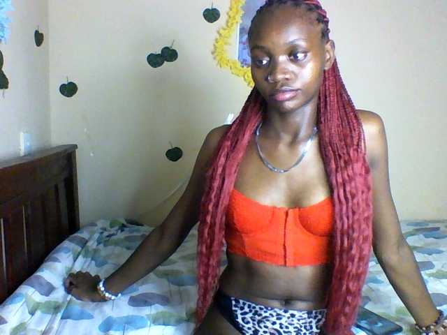 le modèle Luna-Noir est en webcam porno dans un show sur le site bongacams, il possède les tags suivants: Ebony,Redhead,Shaved