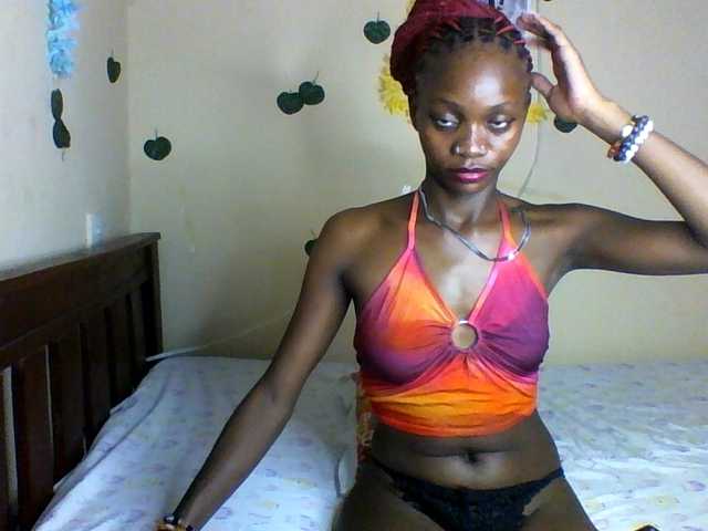 le modèle Luna-Noir est en webcam porno dans un show sur le site bongacams, il possède les tags suivants: Ebony,Redhead,Shaved