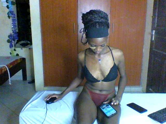 Luna-Noir live cam on BongaCams