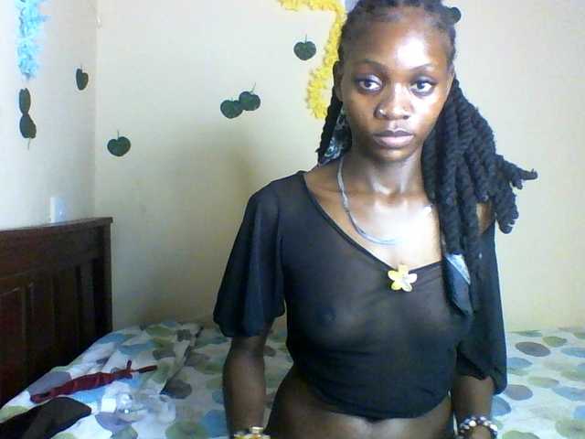 le modèle Luna-Noir est en webcam porno dans un show sur le site bongacams, il possède les tags suivants: Ebony,Brunette,Shaved