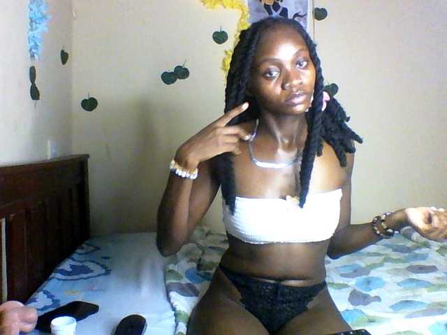le modèle Luna-Noir est en webcam porno dans un show sur le site bongacams, il possède les tags suivants: Ebony,Brunette,Shaved