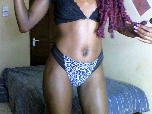 le modèle Luna-Noir est en webcam porno dans un show sur le site bongacams, il possède les tags suivants: Ebony,Brunette,Shaved