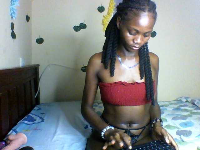 le modèle Luna-Noir est en webcam porno dans un show sur le site bongacams, il possède les tags suivants: Ebony,Brunette,Shaved