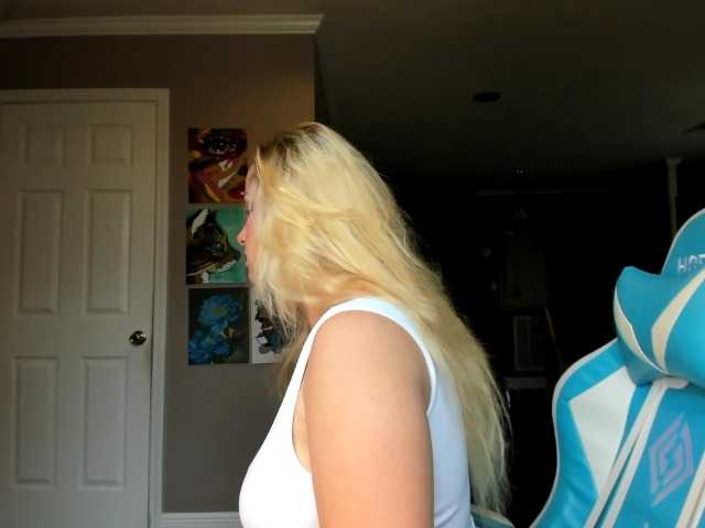 Adellebunny live cam on BongaCams