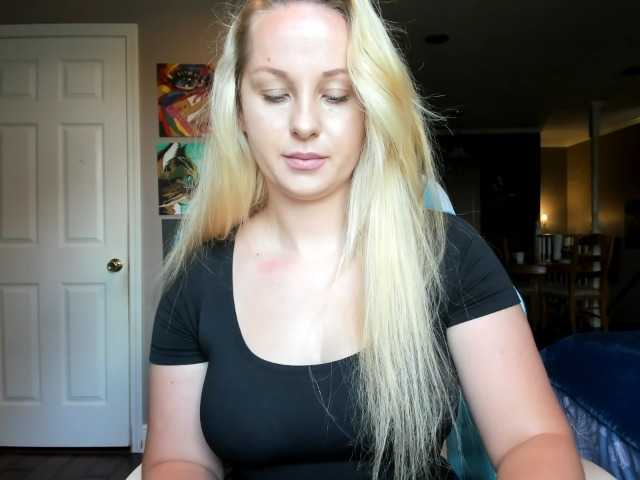 Adellebunny live cam on BongaCams