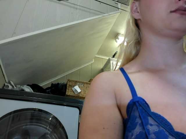 Adellebunny live cam on BongaCams