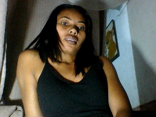 le modèle Aina9 est en webcam porno dans un show sur le site bongacams, il possède les tags suivants: Ebony,Brunette,Trimmed