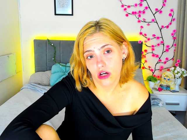 DellaRowwe live webcam show