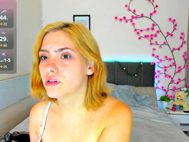 DellaRowwe live webcam show