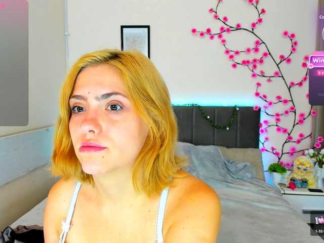 DellaRowwe live webcam show