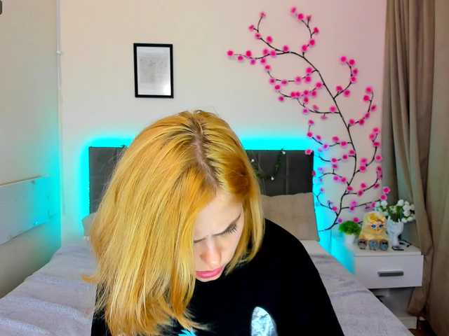 DellaRowwe live cam on BongaCams