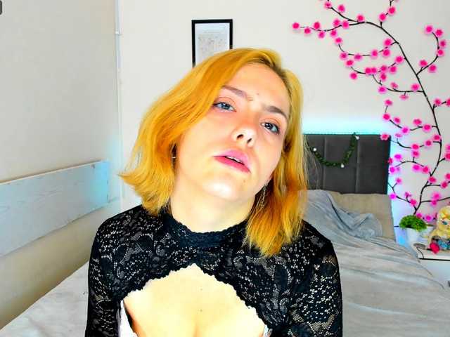 DellaRowwe live webcam show