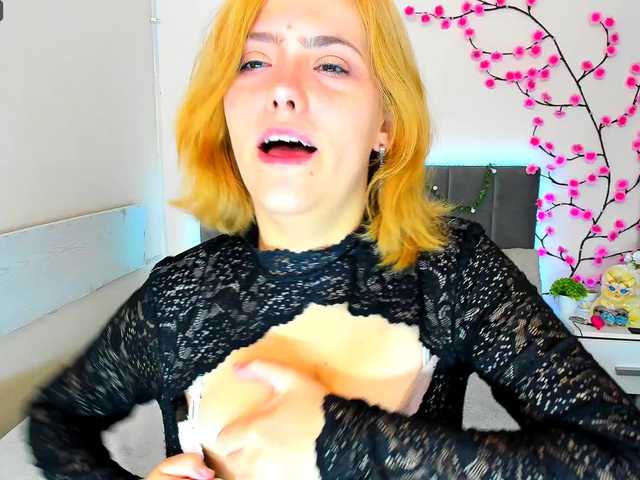 DellaRowwe live webcam show