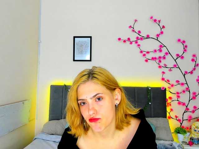 DellaRowwe live webcam show