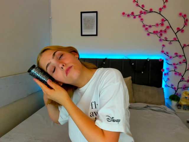DellaRowwe live cam on BongaCams