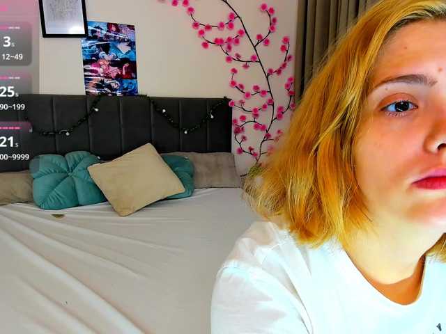 DellaRowwe live webcam show