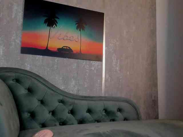 AnyaGlow