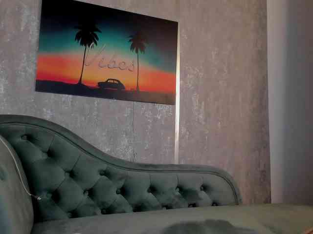 AnyaGlow