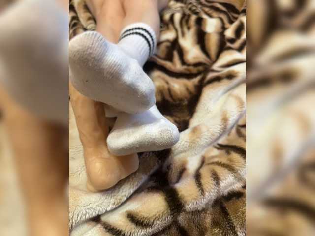Feet-sweet-little-girl live cam on BongaCams