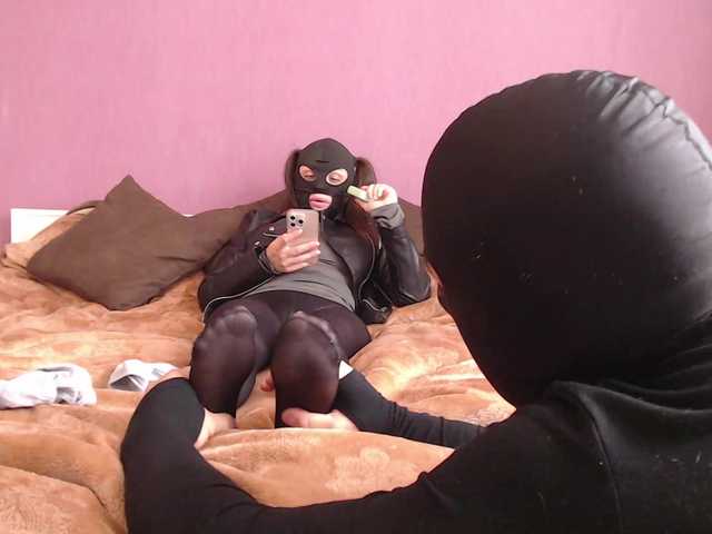 Feet-sweet-little-girl live webcam show